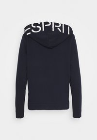 Felpa blu navy con tasca a marsupio frontale, tessuto morbido e logo bianco "ESPRIT" sul retro del cappuccio. Maniche lunghe e polsini a costine.