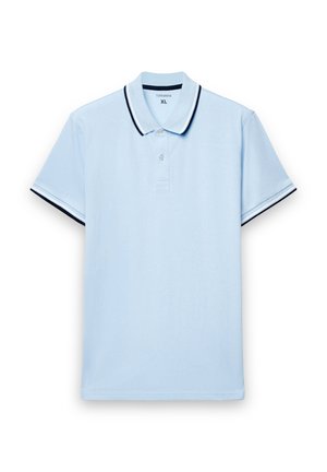 Polo azzurro chiaro con scollatura con colletto, due bottoni e rifinitura blu navy sul colletto e sulle maniche. Realizzata in tessuto morbido. Taglia XL.