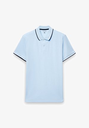 Polo azzurro chiaro con scollatura con colletto, due bottoni e rifinitura blu navy sul colletto e sulle maniche. Realizzata in tessuto morbido. Taglia XL.