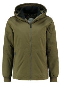 Veste à capuche vert olive avec fermeture éclair à l'avant, poignets côtelés et deux poches avant inclinées, présentée sur fond blanc.