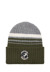 Gorro de punto en colores verde, gris y blanco a rayas. Cuenta con un puño acanalado y un parche de logo circular con el texto "Protest Ski Club".