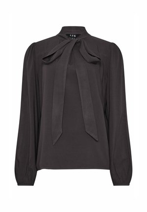 Donkergrijze blouse met een hoge kraag en een strikje bij de hals. Beschikt over lange, geplooide mouwen en een gladde, lichte stof.