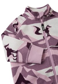 Fleece zip-up genser i nyanser av rosa og lilla, med et mønster av fjell og dyresilhuetter, ribbestrikkede ermer og krage.