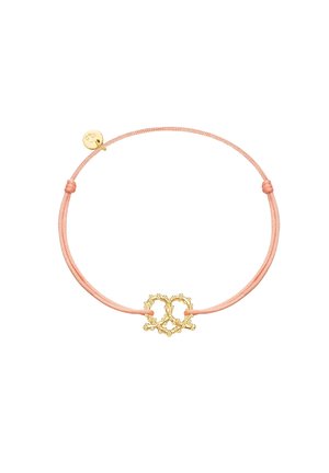 Bracciale in corda di colore pesca con charm in metallo dorato che presenta cuori intrecciati e un piccolo tag con logo. Design semplice e delicato.