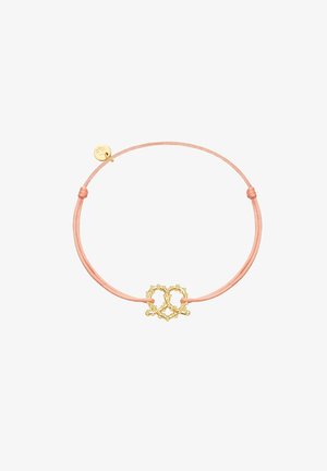 Bracciale in corda di colore pesca con charm in metallo dorato che presenta cuori intrecciati e un piccolo tag con logo. Design semplice e delicato.