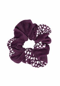 Violetti nyöri, joka on tehty pehmeästä kankaasta, jossa on valkoisia sydämiä yhdessä osassa ja yhtenäistä violettia toisessa, kerättyä tekstuuria.