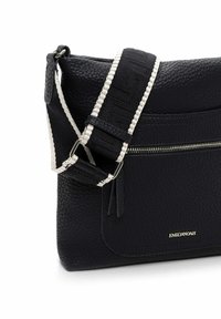 Schwarze, strukturiert geprägte Leder-Umhängetasche mit vorderer Reißverschlusstasche, breitem verstellbarem Riemen mit weißen Kanten und kleinem goldfarbenem "Emily & Noah"-Logo.