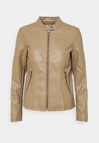 Giacca in ecopelle color beige con colletto eretto, zip frontale e due tasche laterali con zip. Presenta cuciture eleganti e un design aderente.