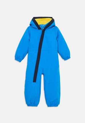 Mala impermeável azul com capuz forrado em amarelo, punhos elásticos e um fecho central em azul-marinho. Textura suave com um design funcional.