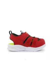 Zapatillas deportivas rojas con parte superior sintética, correas elásticas y suela de goma blanca. Presenta una plantilla de color amarillo brillante y una pestaña en el talón.