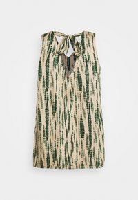 Top sin mangas de una tela beige claro con un patrón de tie-dye en verde y verde oscuro. Presenta un escote con abertura y un detalle de lazo en la parte posterior.