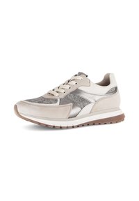Beige en grijze sneaker met suède en metallic accenten, ronde neus, vetersluiting, gewatteerde zool en textuur overlays.