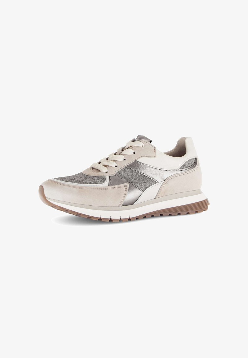 Beige en grijze sneaker met suède en metallic accenten, ronde neus, vetersluiting, gewatteerde zool en textuur overlays.