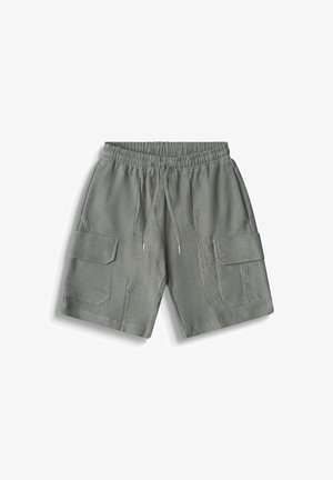 Grijze terry cargo short met elastische tailleband, trekkoord en twee klepzakken, gefotografeerd op een witte achtergrond.