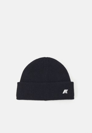Gorro de punto acanalado en color navy con un dobladillo, que presenta un pequeño logo blanco en el costado. Diseñado para calidez y comodidad.