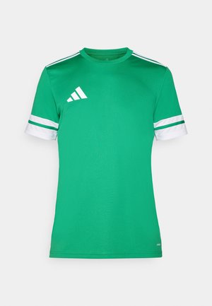 Groene sportshirt van soepel materiaal, met witte strepen op de mouwen en een driehoekig wit logo op de bovenste linkerzijde.