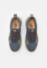 Grå og grønne Vans sneakers med et pustende mesh- og semsket skinnoberste, rund tå, snøring og gummisåle.
