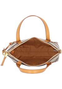 Sac à main rayé marron et beige avec deux poignées et une fermeture éclair, doté d'un intérieur lisse et d'un détail logo simple.