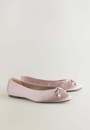 Rosa Satin-Ballettschuhe mit abgerundeter Zehe, dekorativem Bogen und Perlenakzent. Flache Sohle mit glatter Struktur und niedrigem Profil.