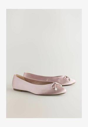 Ballerines en satin rose avec un bout rond, un nœud décoratif et un accent en perle. Semelle plate avec une texture lisse et un profil bas.