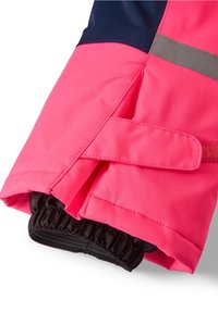 Manche de veste rose et marine avec bande réfléchissante, sangle Velcro réglable et poignet intérieur élastique noir pour un ajustement parfait.