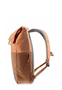 Mochila con una sección superior naranja y una sección inferior marrón, con un acabado texturizado, correas ajustables y un bolsillo con cremallera.