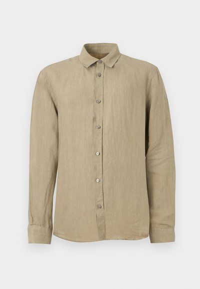 Μπεζ λινό πουκάμισο με μακριά μανίκια, κουμπιά στο μπροστινό μέρος και κλασικό γιακά, απλωμένο επίπεδα σε λευκό φόντο.