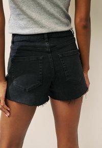 Next SUPER SOFT RAW - REGULAR FIT - Farkkushortsit - washed black