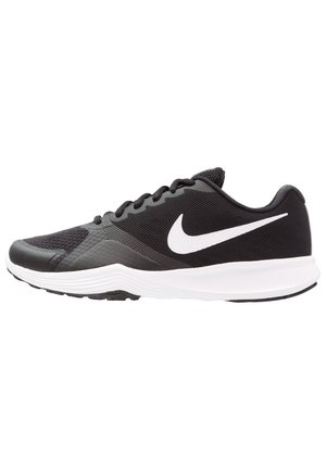 Zapatilla de running negra y gris de corte bajo con el logo blanco de Nike swoosh y suela blanca, mostrada de perfil sobre un fondo blanco.
