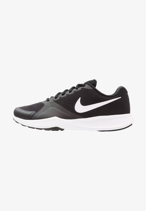 Zapatilla de running negra y gris de corte bajo con el logo blanco de Nike swoosh y suela blanca, mostrada de perfil sobre un fondo blanco.