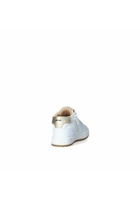 Sneaker bianco con un accento dorato sul tallone, suola in gomma testurizzata e lacci. Parte superiore in materiali simili alla pelle, liscia e con colletto imbottito.