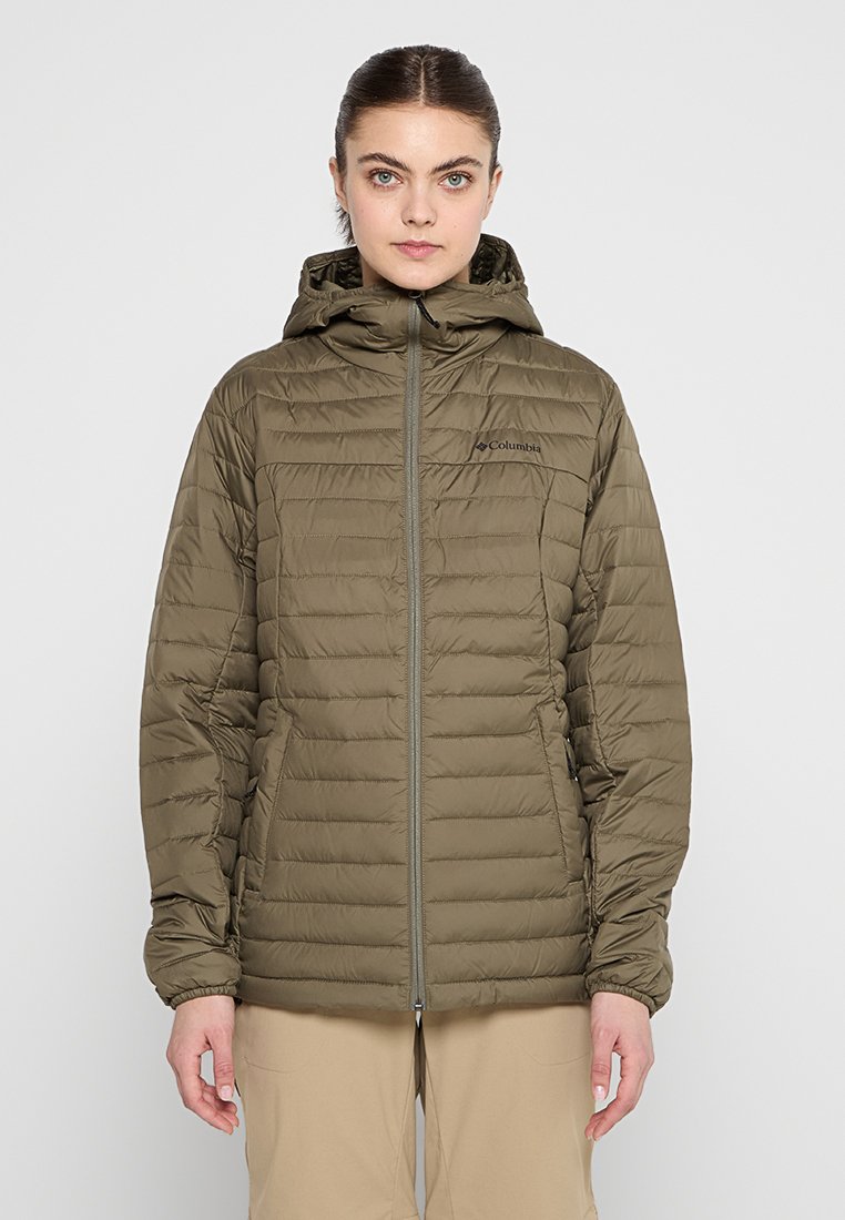 Oliwkowa kurtka puchowa z kapturem, pikowany fason, zamek błyskawiczny z przodu i logo na klatce piersiowej, wykonana z lekkiego, trwałego materiału.