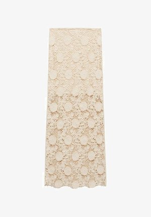 Spets tyg i krämfärg med cirkulära mönster och scallopade kanter, som visar intrikata blommönster och en mjuk textur.