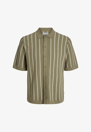 Koszula z krótkim rękawem w kolorze oliwkowym, z naprzemiennymi kremowymi pionowymi paskami, z zapinaniem na guziki i teksturowanym materiałem dzianinowym.
