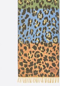 Bufanda con estampado de leopardo que presenta secciones de tela en verde, azul y naranja. Termina con un borde de flecos y una etiqueta de marca en la esquina.