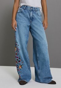 Next EMBROIDERED WIDE - Alt laienevad teksad - mid blue