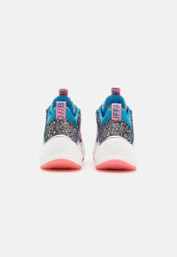 Flerfärgade sneakers med vit sula; har blått tyg, glittriga svarta detaljer och rosa branding på hälen och tungan.