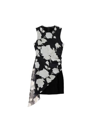 Robe noire sans manches avec un grand motif floral blanc et un voile asymétrique transparent drapé de la taille à l'ourlet.