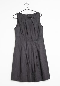 Grå ärmlös klänning med plisserad kjol, tillverkad av strukturtyg. Har rund halsringning och dragkedjestängning bak.