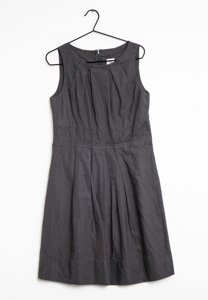 Grå ärmlös klänning med plisserad kjol, tillverkad av strukturtyg. Har rund halsringning och dragkedjestängning bak.