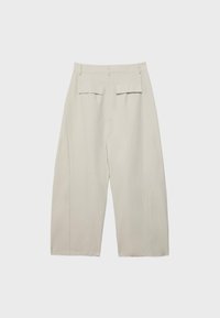 Pantalon beige à jambes larges avec taille haute, passants de ceinture et deux poches rabatées à l'arrière, présenté à plat sur un fond uni.