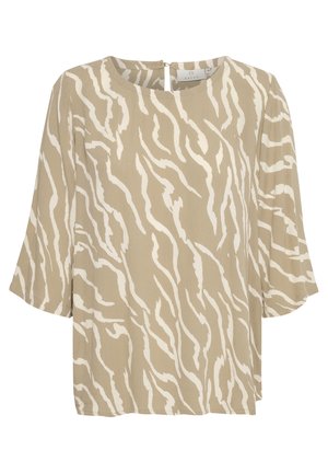 Bež bluzica z belim valovitim vzorcem, okroglim izrezom in 3/4 rokavi. Teksturovana tkanina z ohlapnim krojem in zapiranjem na gumb na hrbtu.