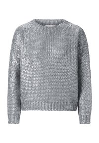 Srebrny sweter z dzianiny z okrągłym dekoltem, opadającymi ramionami i prążkowanymi mankietami. Materiał ma błyszczącą teksturę, podkreślającą jego refleksyjne właściwości.
