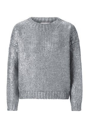 Srebrny sweter z dzianiny z okrągłym dekoltem, opadającymi ramionami i prążkowanymi mankietami. Materiał ma błyszczącą teksturę, podkreślającą jego refleksyjne właściwości.