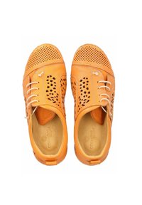 Oranje leren schoenen met geperforeerd ontwerp en tan accenten. Platte zool, ronde neus en beige veters. Binnenvoering is van glad leer.