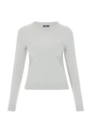 Pulover cu tricotaje de cabluri de culoare gri deschis, cu mâneci lungi, cu manșete și tiv ondulat, având un mic logo alb în formă de ancoră pe partea stângă a pieptului.