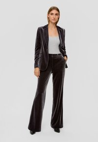 Samtanzug in Dunkelgrau mit einem taillierten Blazer mit Reverskragen und ausgestellten Hosen. Strukturierter Stoff mit glatter Oberfläche.