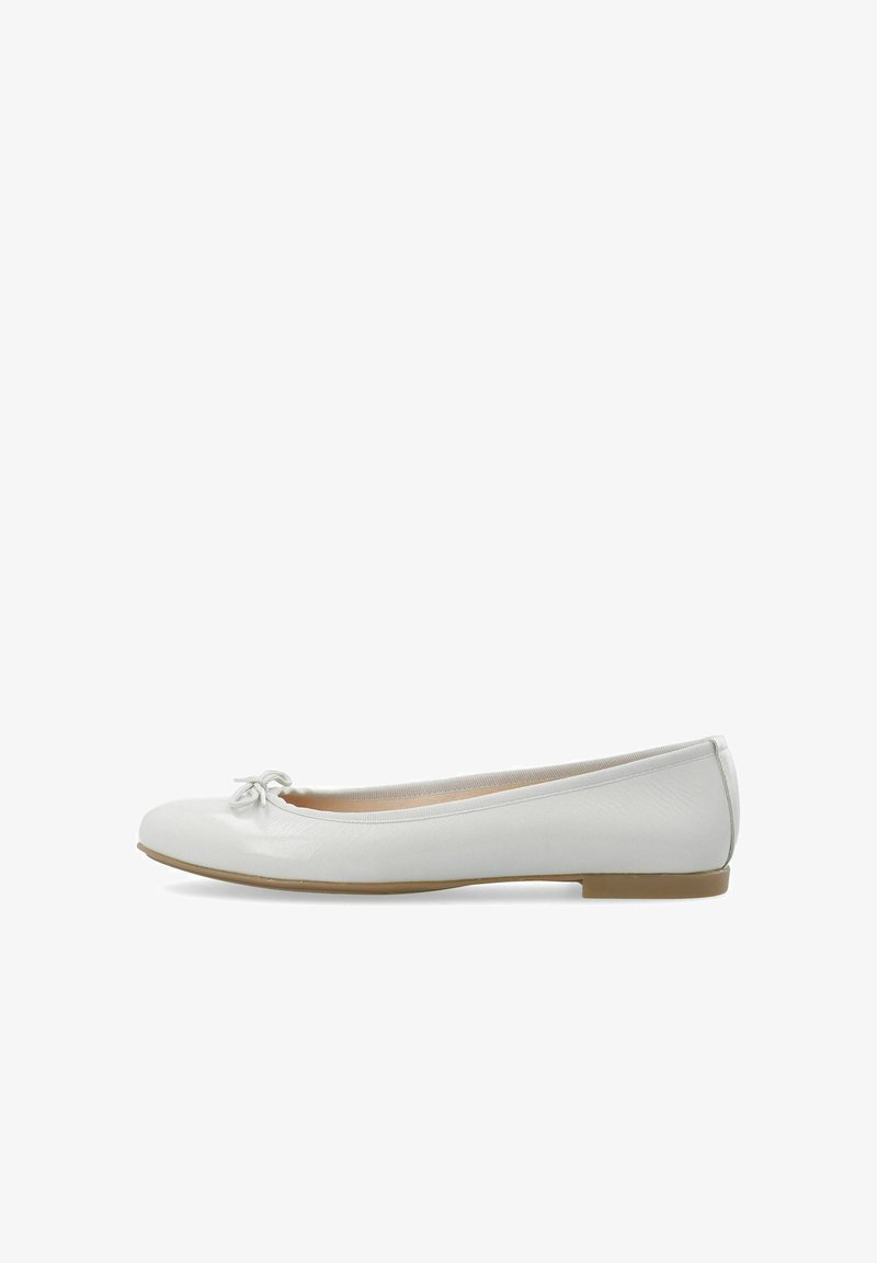 Witte lederen balletschoenen met een ronde neus, een kleine strikaccent aan de voorkant en een gladde textuur. Platte, slanke zool in tan kleur.