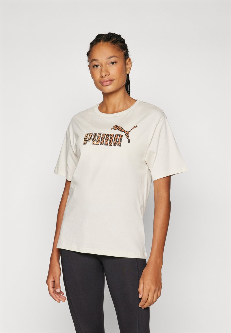 Kremo spalvos medvilnė marškinėliai su leopardų raštu „PUMA“ logotipu ant krūtinės. Trumpi rankovės ir laisvas siluetas, derinami su juodomis tamprėmis.