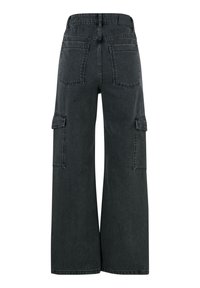 Pantalons cargo à jambe large en denim gris foncé, avec des coutures renforcées, quatre poches et une taille haute avec une ceinture lisse.